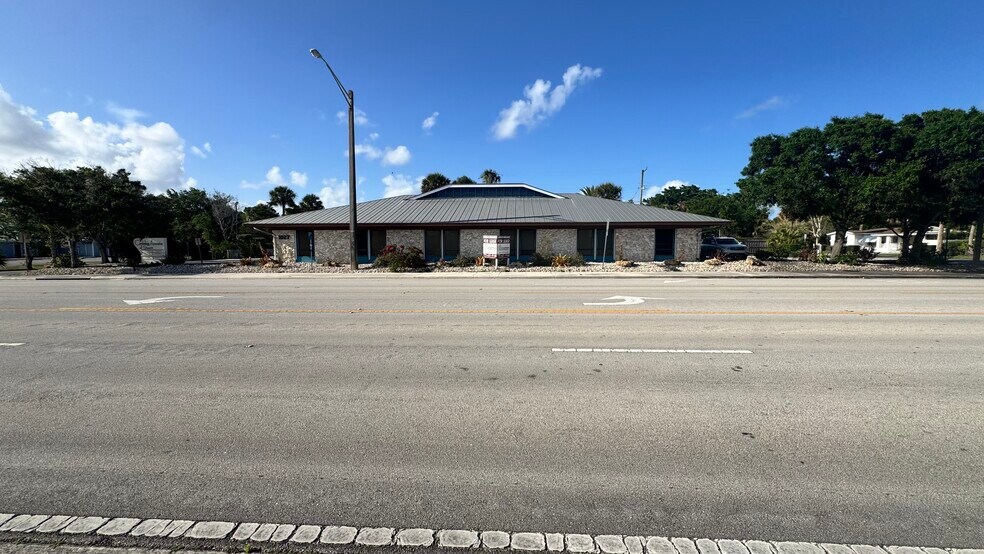 More Photos Of 1027 SE Ocean Blvd, Stuart Medical For Lease