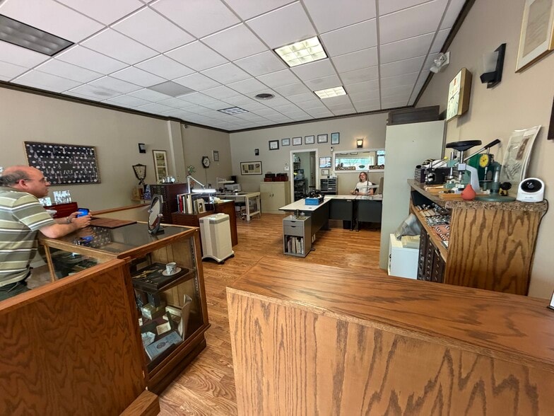 More Photos Of 154 Market Sq, Newington Storefront Retail Office For Lease