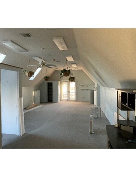 More Photos Of 300 Henry Pl, Spartanburg Flex For Lease