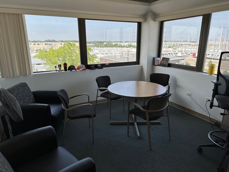 More Photos Of 4201 W 36th St, Chicago Office For Lease