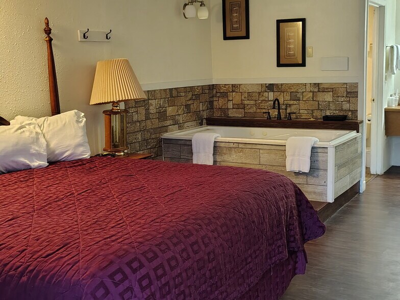 More Photos Of 10770 E State Highway 76, Branson West Hotel For Sale