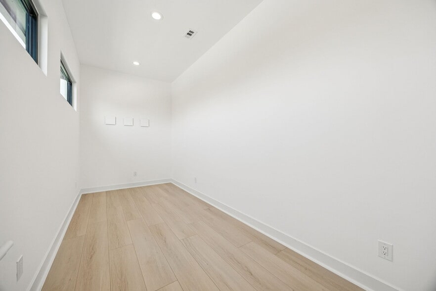 More Photos Of 446 Tyler St, Dallas Office For Sale