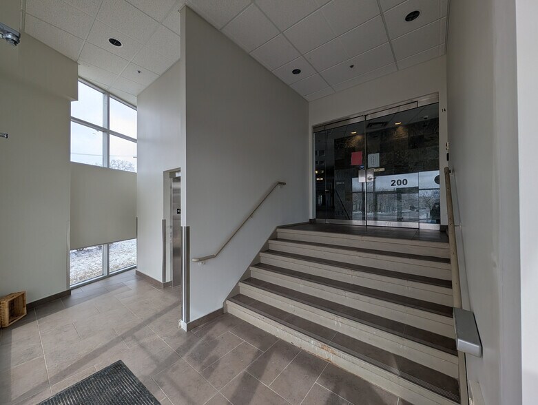 More Photos Of 1155 Lola St, Ottawa Service For Lease