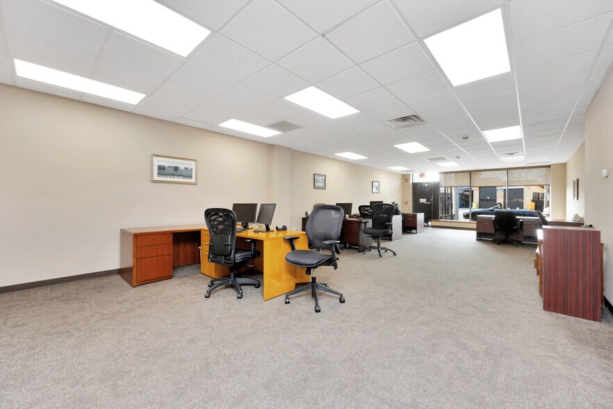 More Photos Of 245-249 W Montauk Hwy, Lindenhurst Office For Lease