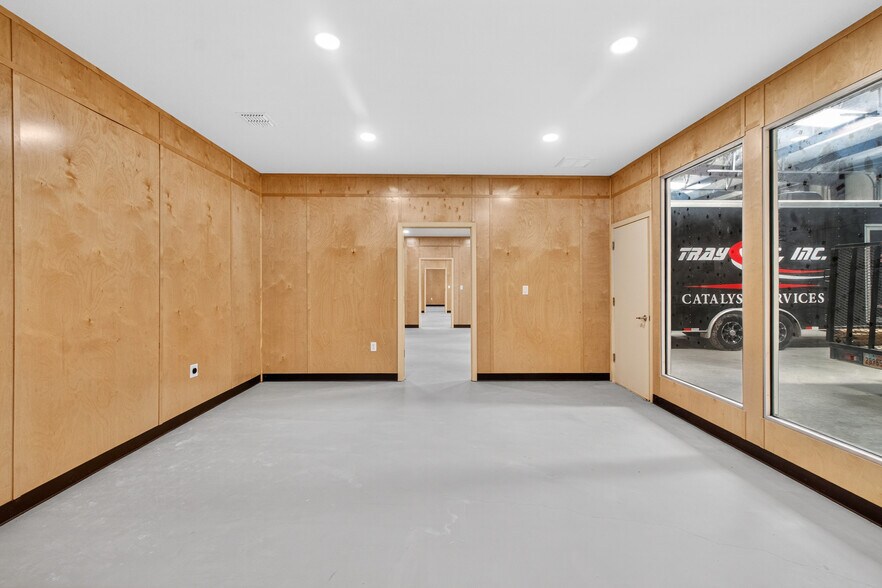 More Photos Of 1806 Cimino Dr, Bryan Industrial For Lease