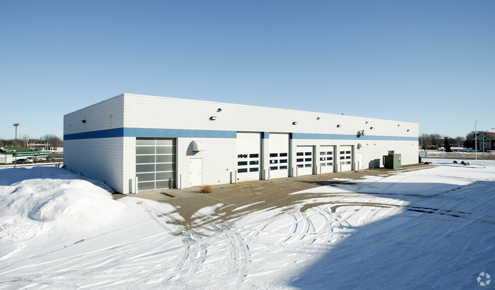 More Photos Of 22 8th Ave SE, Saint Cloud Auto Repair For Lease