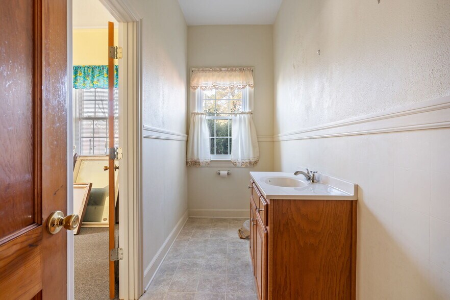 More Photos Of 171 Valley St, Centreville Flex For Sale