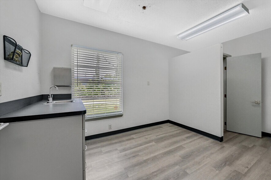 More Photos Of 815 Pecan Grove Rd E, Sherman Medical For Sale