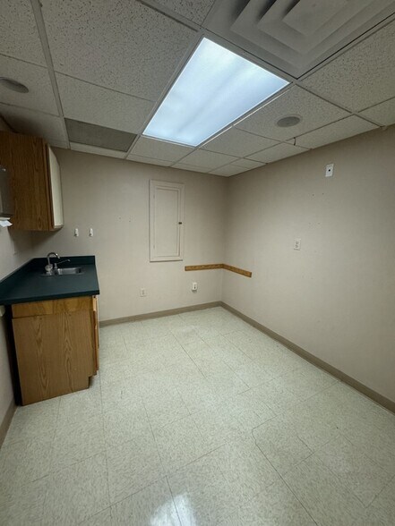 More Photos Of 12 Case St, Norwich Medical For Sale