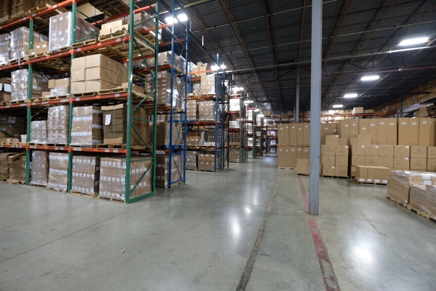 More Photos Of 6402 Corporate Dr, Indianapolis Distribution For Lease