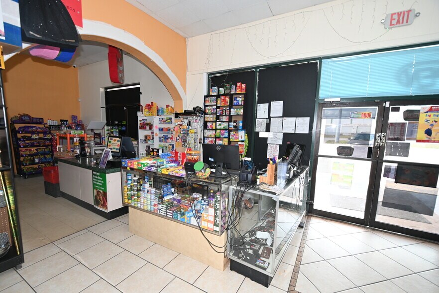 More Photos Of 749 S Central Ave, Umatilla Storefront For Sale