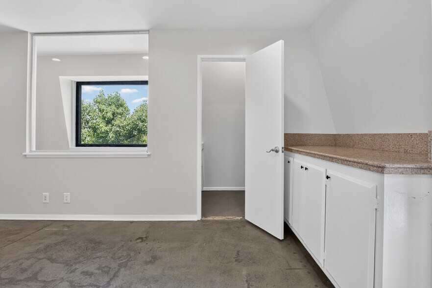 More Photos Of 4925 Sepulveda Blvd, Sherman Oaks Office For Sale