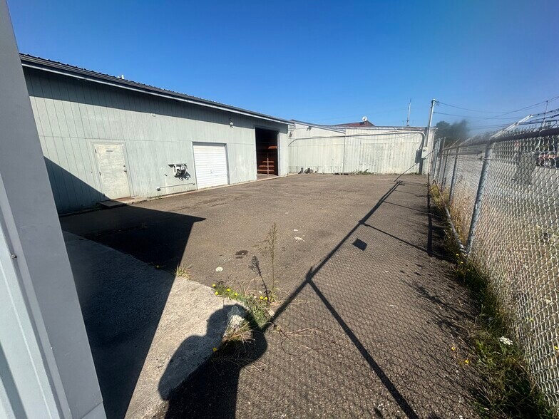 More Photos Of 1195 Newmark Ave, Coos Bay Storefront Retail Residential For Lease