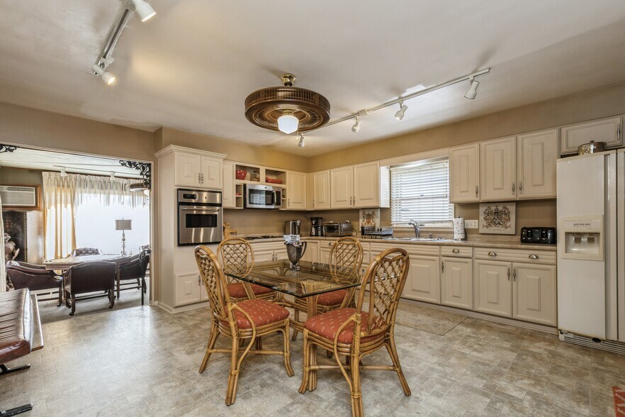 More Photos Of 324 1st St, Des Moines General Retail For Sale