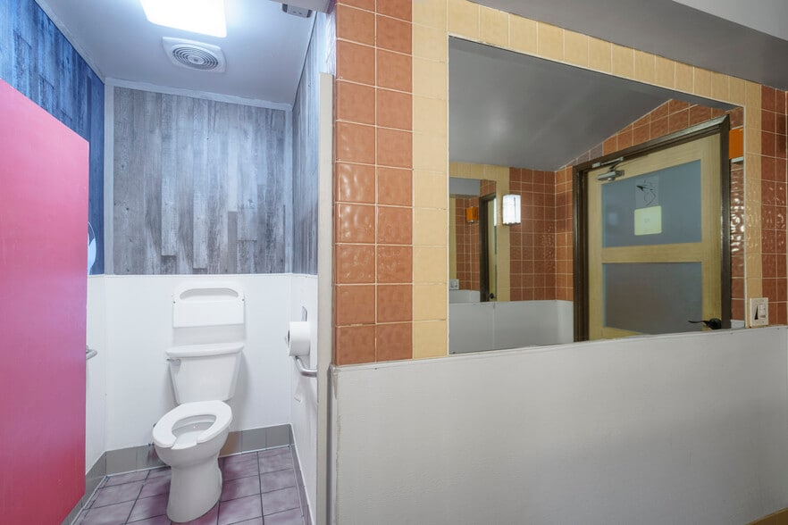 More Photos Of 1350 S La Brea Ave, Los Angeles Restaurant For Sale