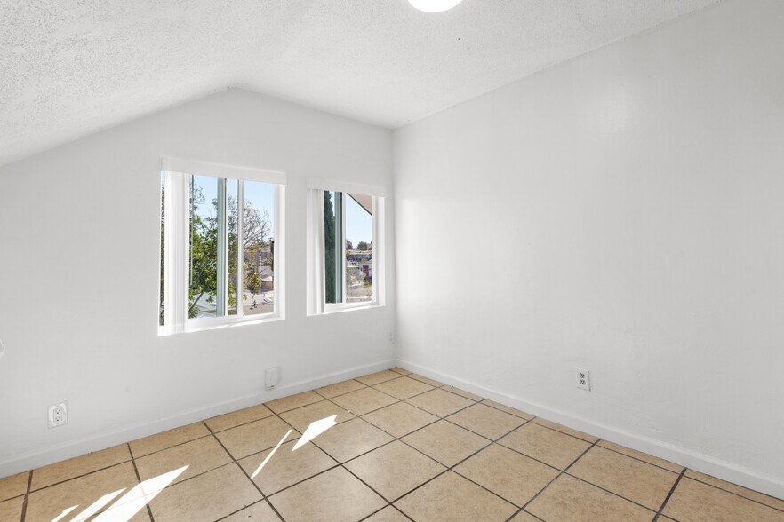 More Photos Of 402 Olivewood Ter, San Diego Multifamily For Sale