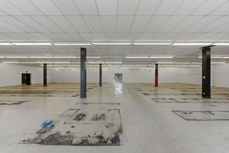 More Photos Of 120 SW Douglas Blvd, Winston Supermarket For Lease