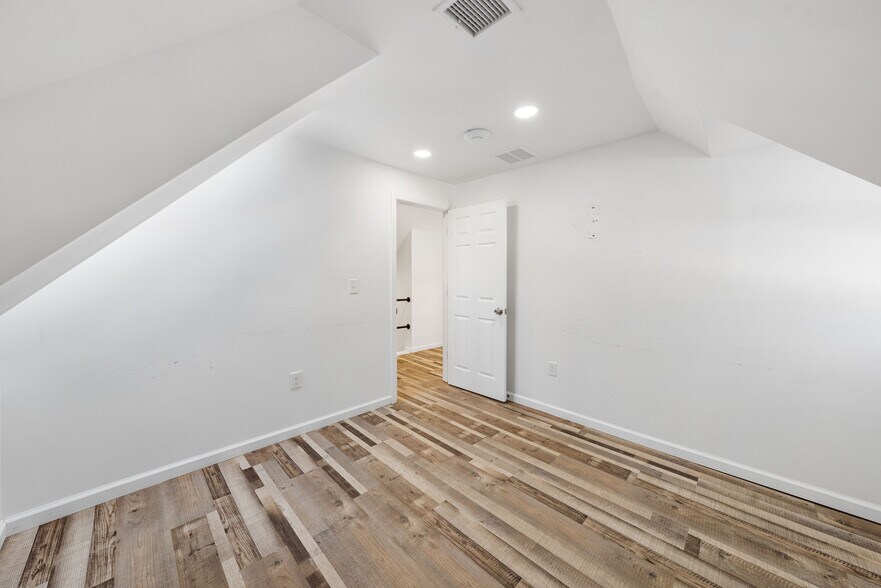 More Photos Of 40 Amboy Rd, Old Bridge Flex For Sale