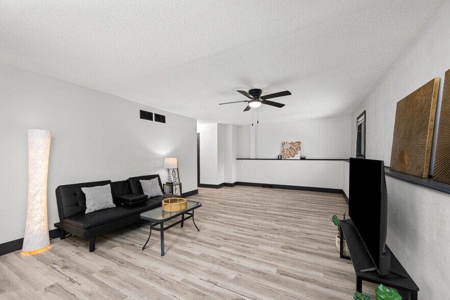 More Photos Of 2400 24th St, Rock Island Office Residential For Lease