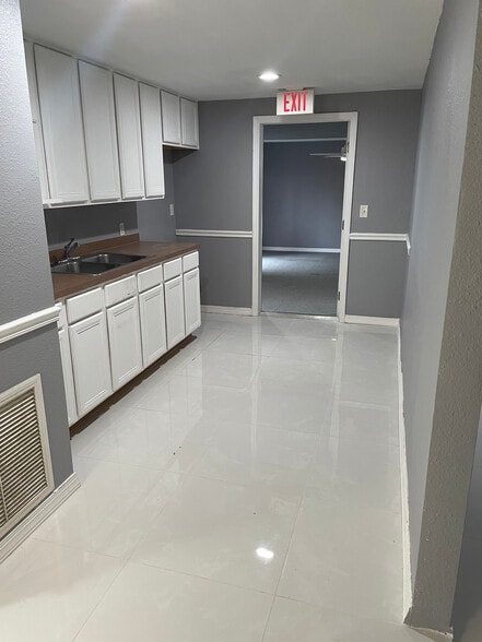 More Photos Of 11412 N Central Ave, Tampa Office For Lease