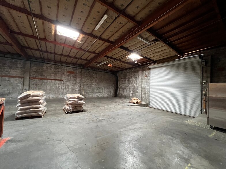 More Photos Of 860 Commerce St, Redding Warehouse For Lease