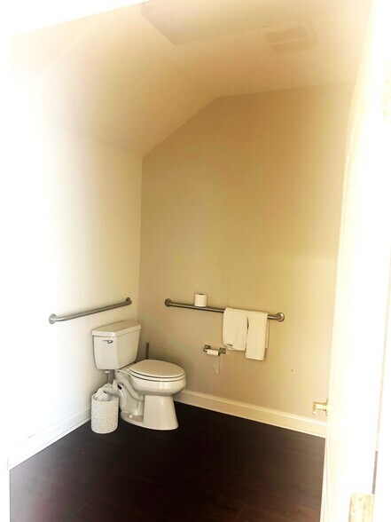 More Photos Of 408 Larch Cir, Wilmington Unknown For Lease