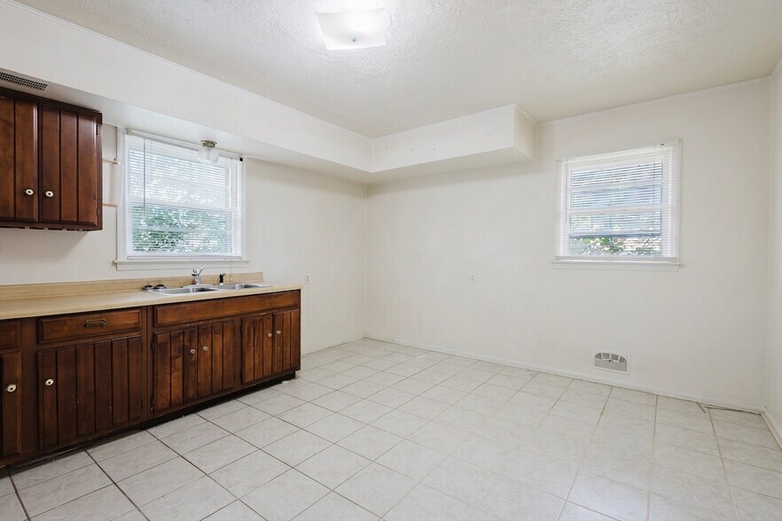 More Photos Of , Lexington Specialty For Sale