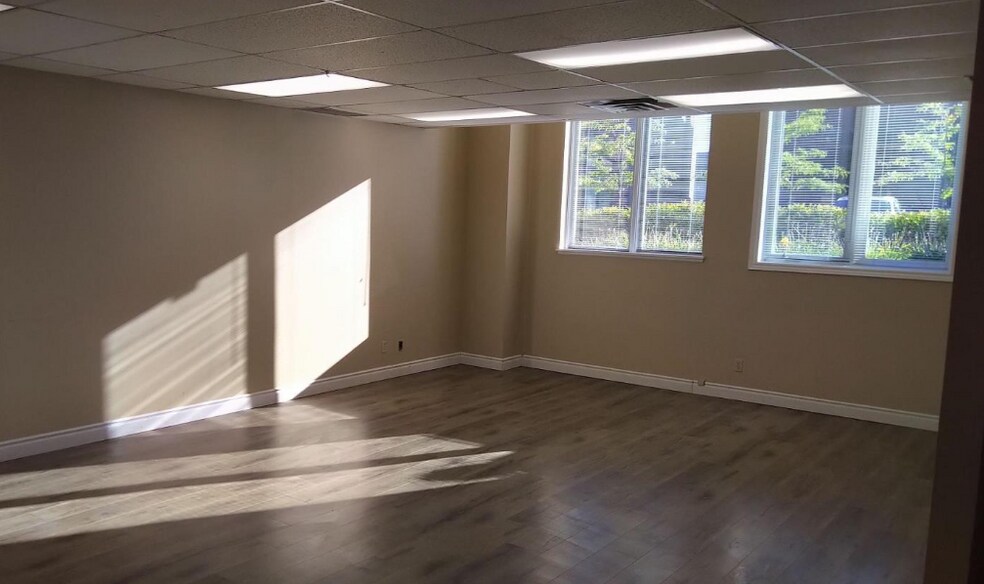 More Photos Of 2914 S Sheridan Way, Oakville Medical For Sale