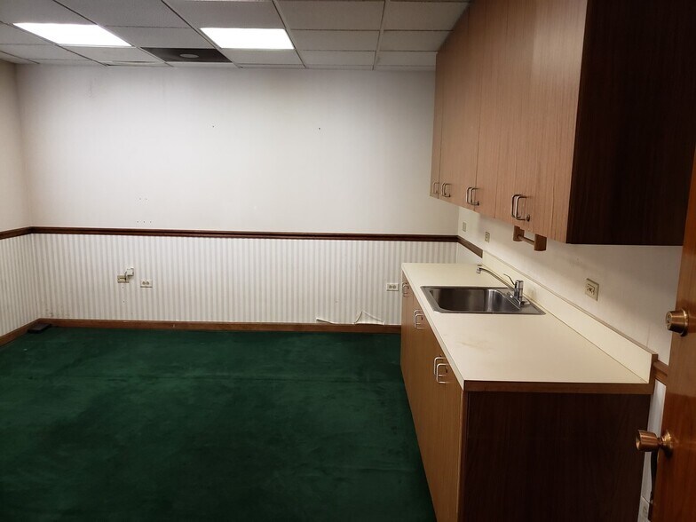 More Photos Of 7600 W 63rd St, Summit General Retail For Sale