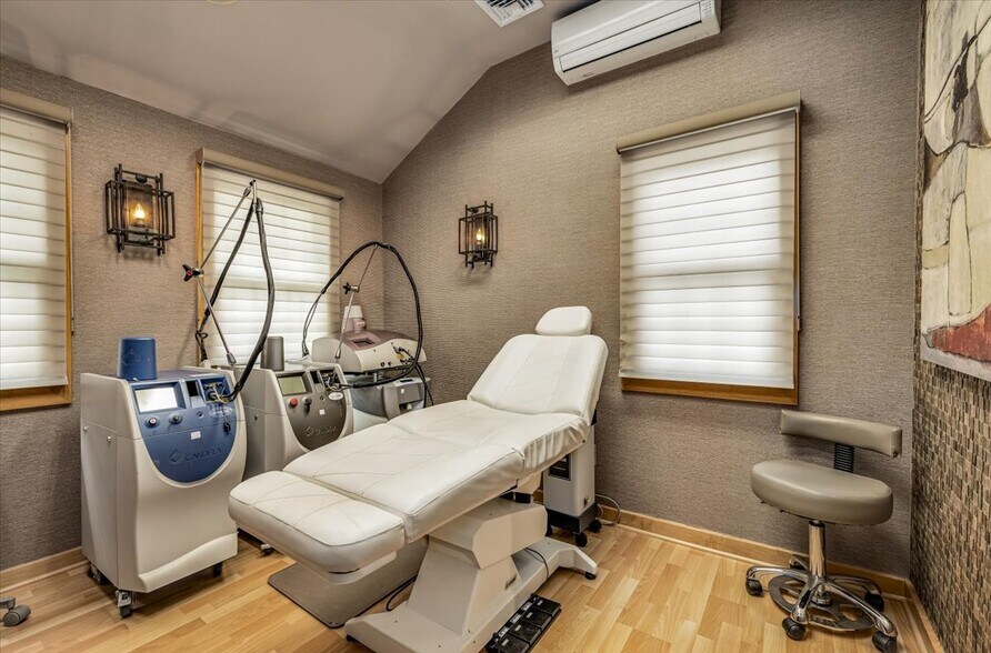 More Photos Of 299 E Northfield Rd, Livingston Medical For Sale