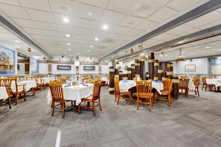 More Photos Of 890 E US Highway 45, Mundelein Freestanding For Sale
