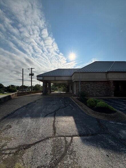 More Photos Of 307 N Walton Blvd, Bentonville Bank For Lease