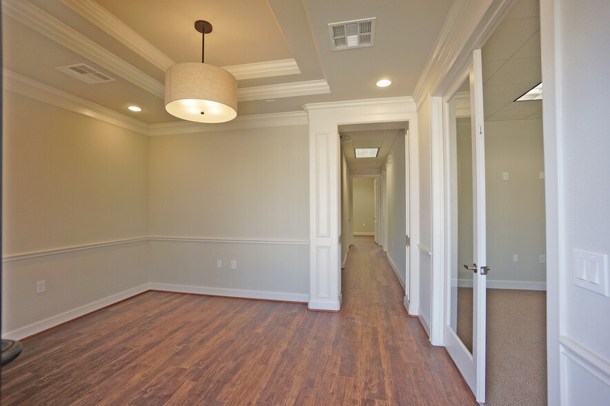 More Photos Of 633 E Fernhurst Dr, Katy Medical For Sale