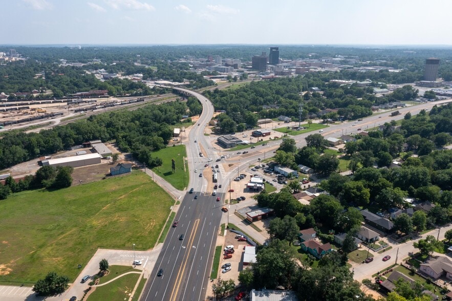 More Photos Of 720 E Rosedale St, Tyler Fast Food For Lease