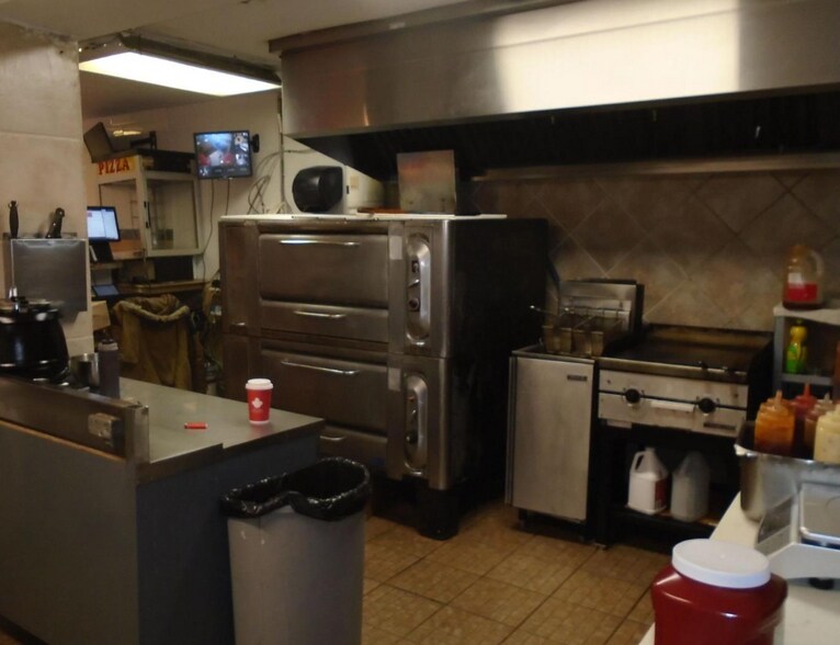 More Photos Of 910-912 St Laurent Blvd, Ottawa General Retail For Sale