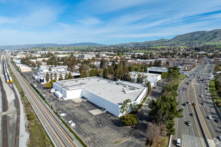 More Photos Of 940-980 Mission Ct, Fremont Warehouse For Lease
