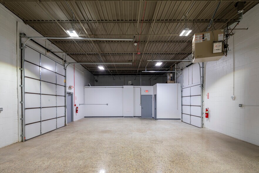 More Photos Of 1084 Industrial Dr, Bensenville Warehouse For Lease