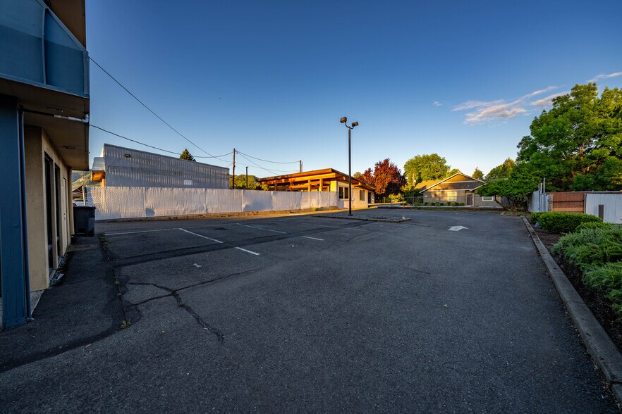 More Photos Of 735 SE 7th St, Grants Pass Office For Sale