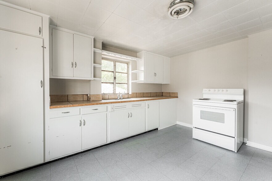 More Photos Of 524 Cross St, Sycamore Apartments For Sale