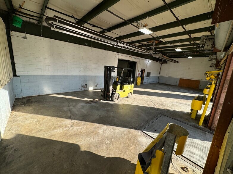 More Photos Of 6704 Pingree Rd, Crystal Lake Manufacturing For Lease