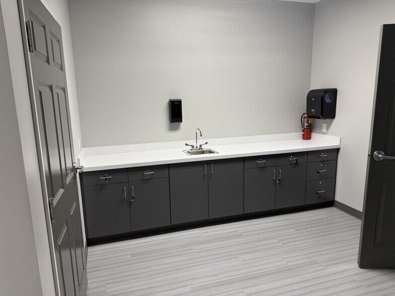 More Photos Of 700 E Walnut St, Evansville Office For Lease