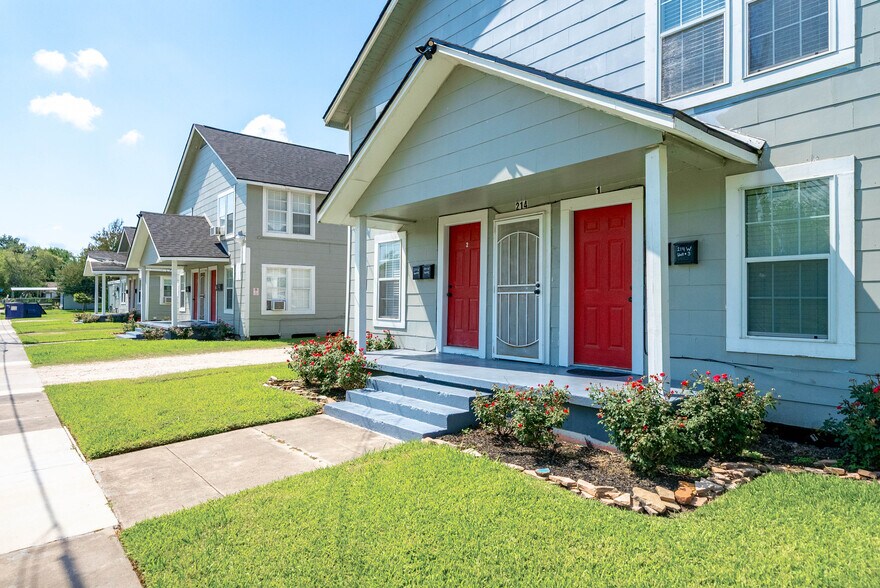 More Photos Of 214 W Republic St, Baytown Apartments For Sale