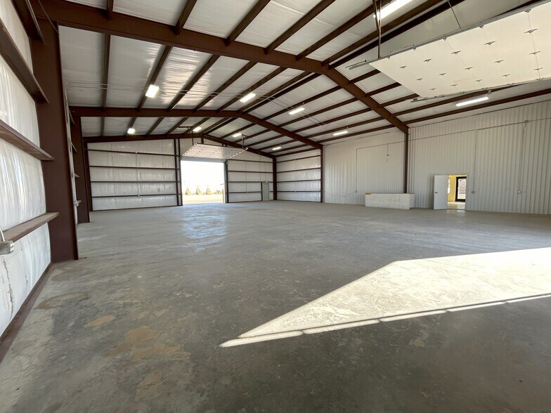 More Photos Of 1389 Oil Mil Rd, Pecos Warehouse For Lease