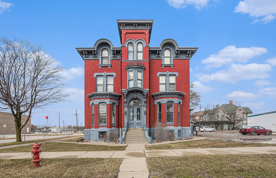 More Photos Of 701 Center Ave, Bay City Apartments For Sale