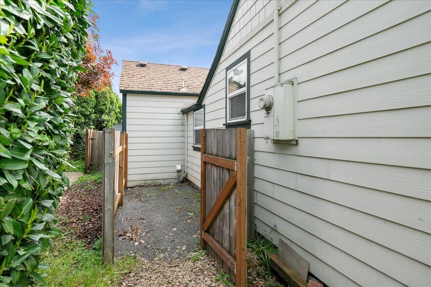 More Photos Of 119 Wesley (605 Miller) St, Silverton Apartments For Sale