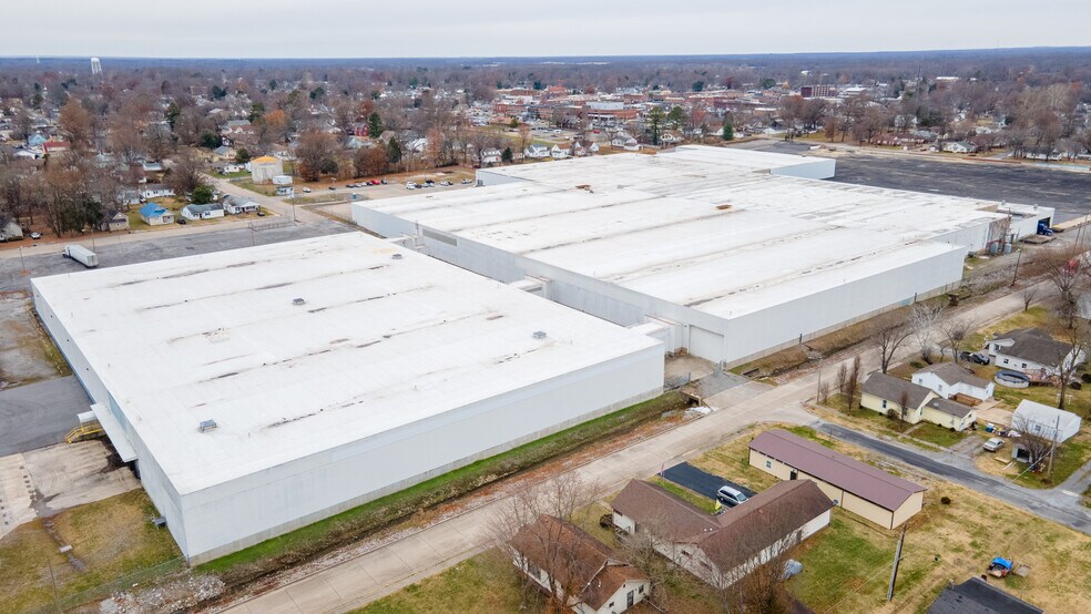 More Photos Of 410 E Lyerla Dr, Herrin Distribution For Lease