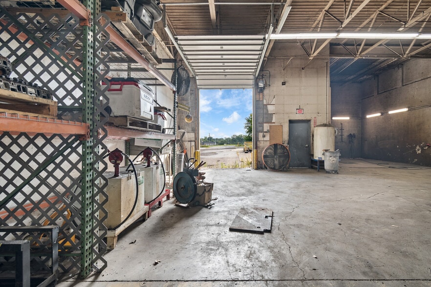 More Photos Of 60 Williams St, Grand River Warehouse For Sale