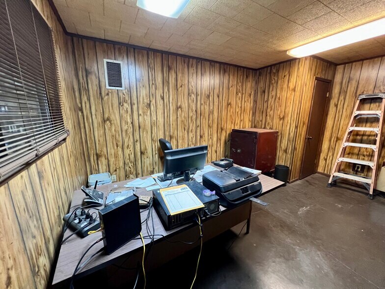 More Photos Of 402 Bermuda st, Quitman Flex For Sale