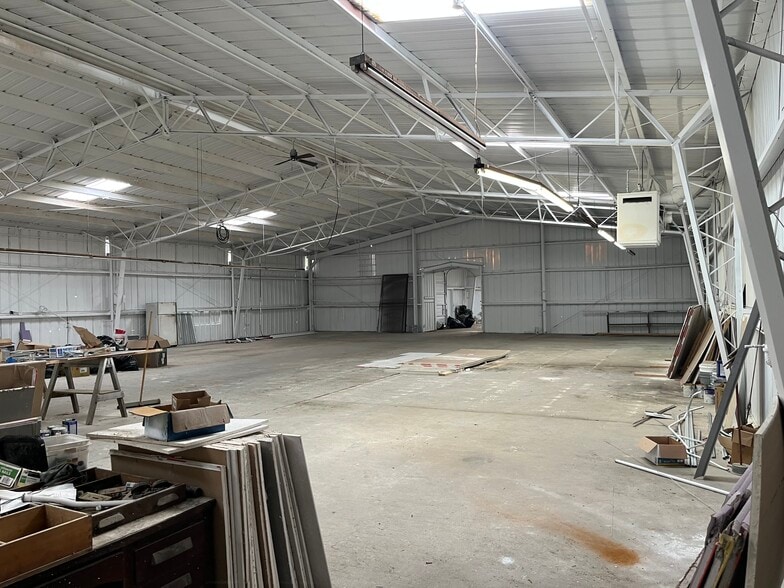 More Photos Of 404 S Shelfer St, Quincy Warehouse For Sale