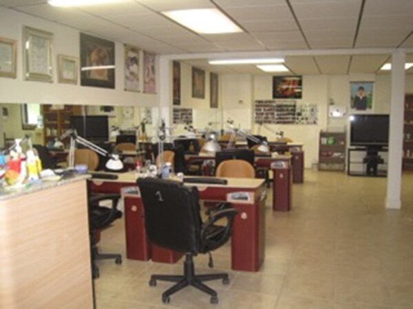 More Photos Of 544 Highgate Commons Rd, Saint Albans Freestanding For Lease